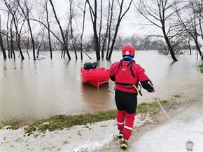 Slika: Poplave prijete: Timovi Crvenoga križa pomažu stanovništvu na sisačkom području