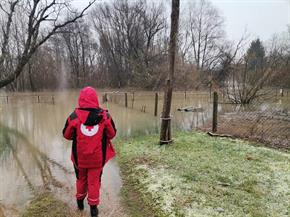 Slika: Timovi Crvenoga križa Sisak pomažu poplavljenim mještanima