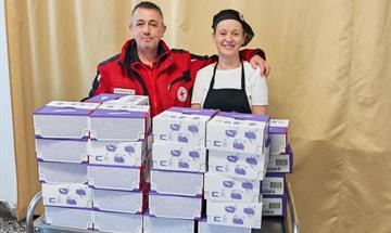 Slika: Donacija slatkih paketa razveselila djecu na području grada Siska