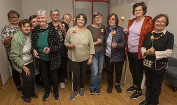 Slika: Kreativna uskrsna radionica filcanja u Dnevnom centru za umirovljenike