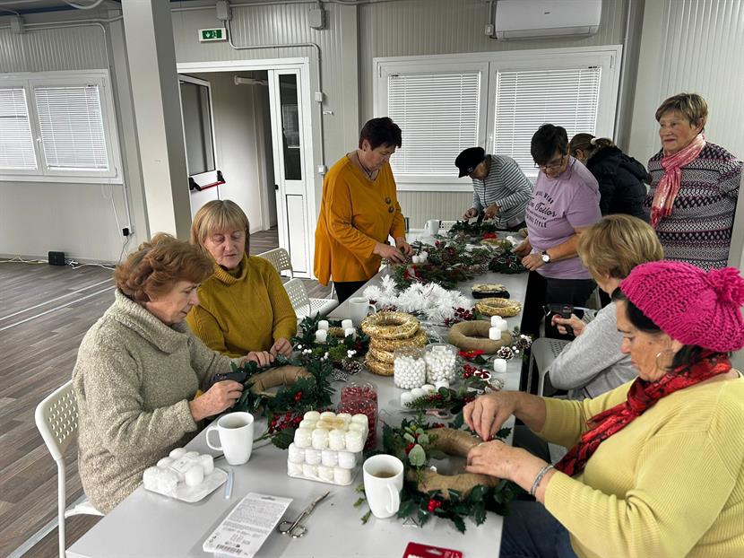 Slika: Kreativna radionica izrade adventskih vjenčića u Dnevnom centru za umirovljenike Caprag