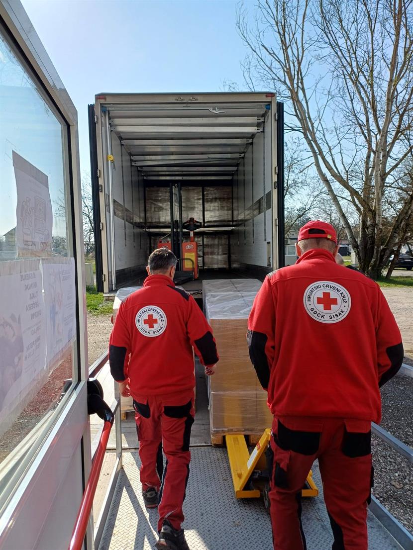 Slika: Podjela paketa pomoći u Općini Sunja