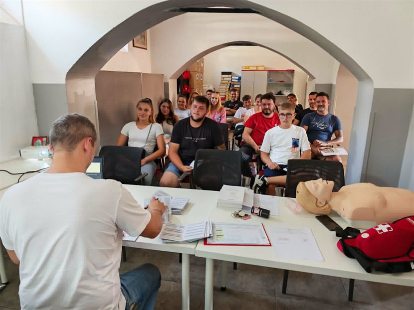 Slika: Tečaj prve pomoći za vozače