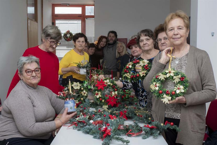 Slika: Adventska radionica u Dnevnom centru za umirovljenike – Zeleni Brijeg okupila brojne sudionike