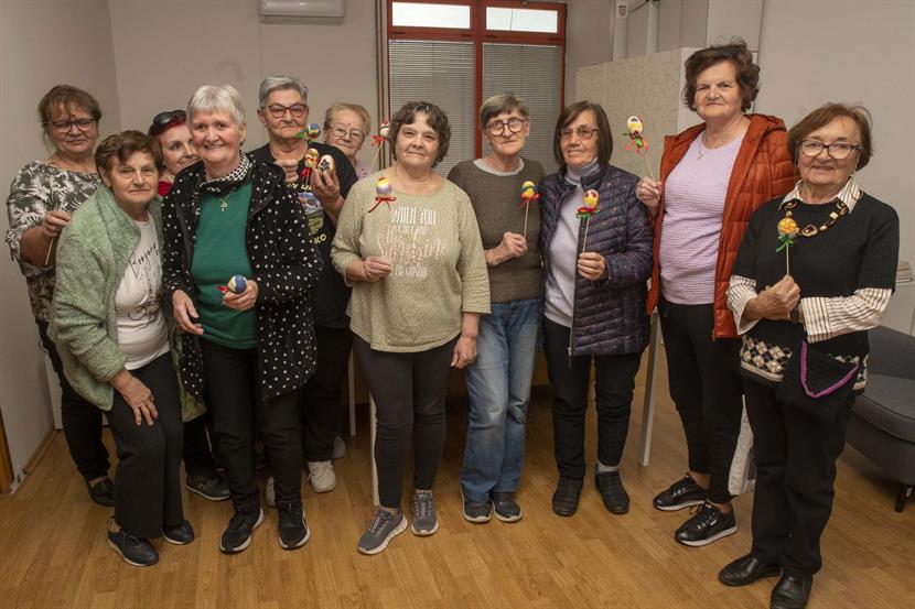 Slika: Kreativna uskrsna radionica filcanja u Dnevnom centru za umirovljenike